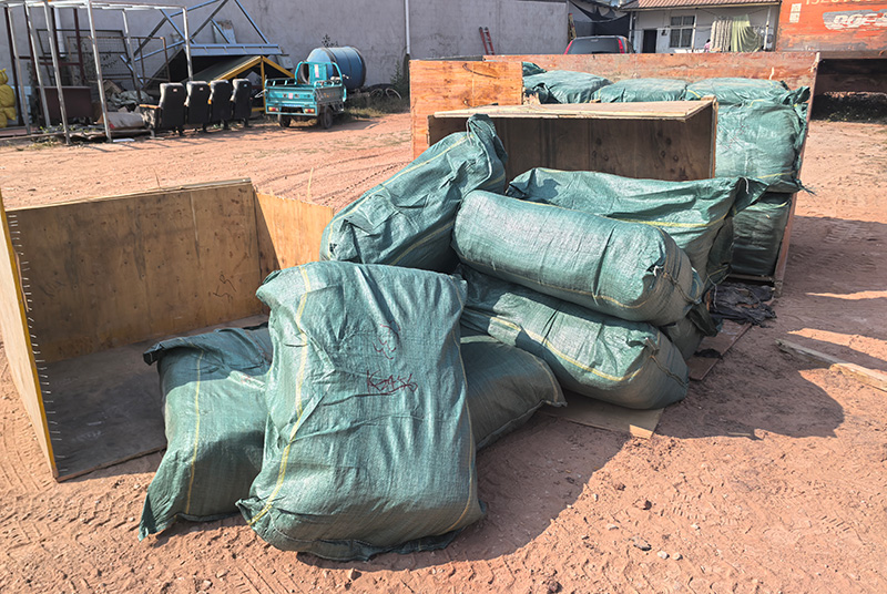 查获层层伪装的走私烟叶。