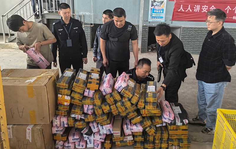 执法人员查获大量邮寄卷烟。