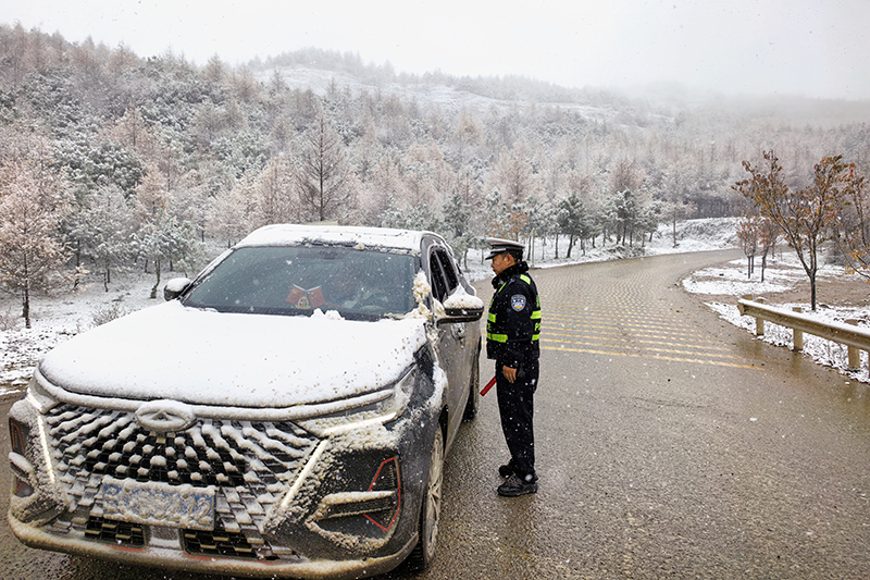交警在路面执勤。永善县公安局供图
