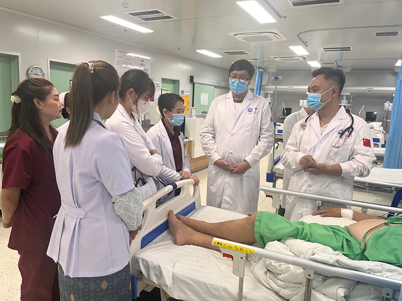 云南省第一人民医院援老挝医疗队医生(右一、右二)开展教学查房工作