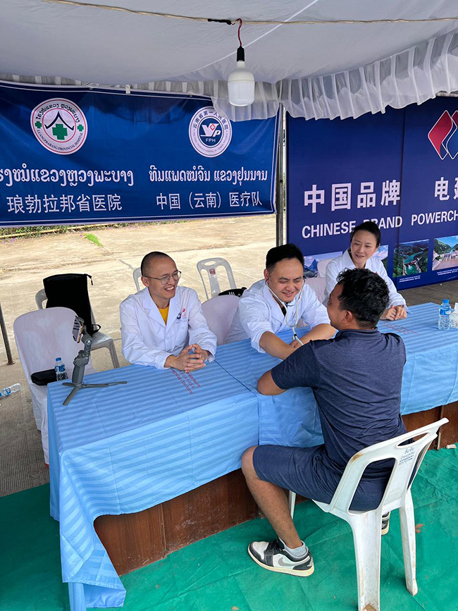 云南省第一人民医院援老挝医疗队在当地开展义诊咨询活动