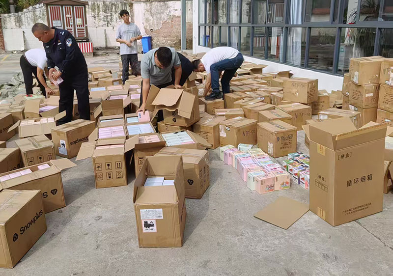 【2】勐腊县烟草专卖局工作人员同勐腊县公安局一同清点查获走私电子烟。西双版纳州烟草专卖局供图