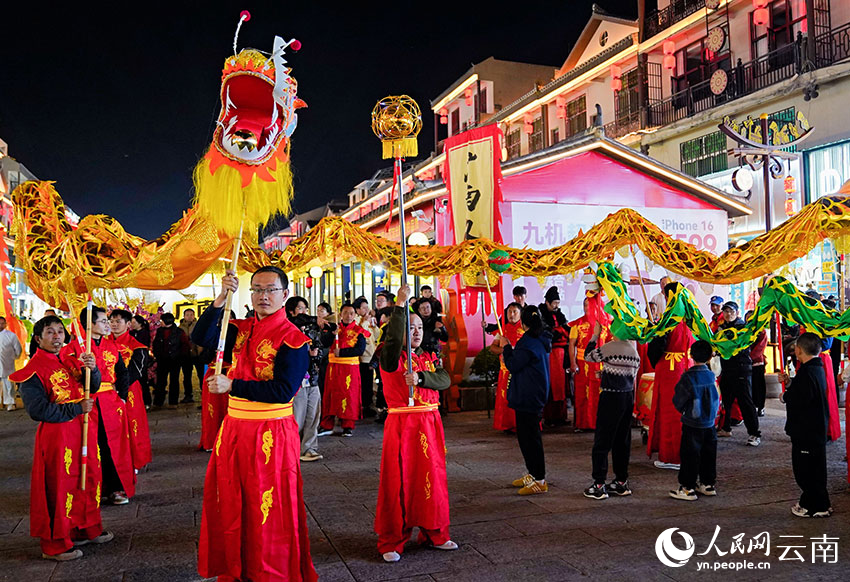 点亮云南新“夜”态之微观广南烟火直播活动现场。王竣彦摄