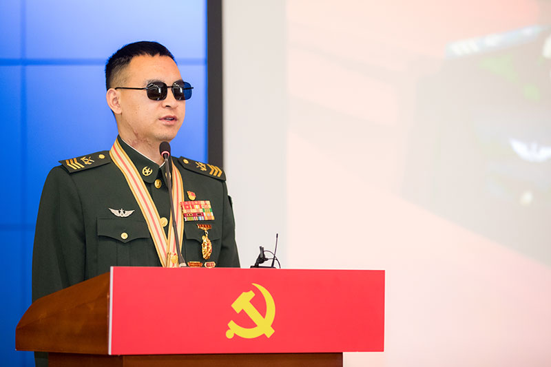 “八一勛章”獲得者杜富國正在與雲南消防指戰員分享自己的故事。丁廣攝