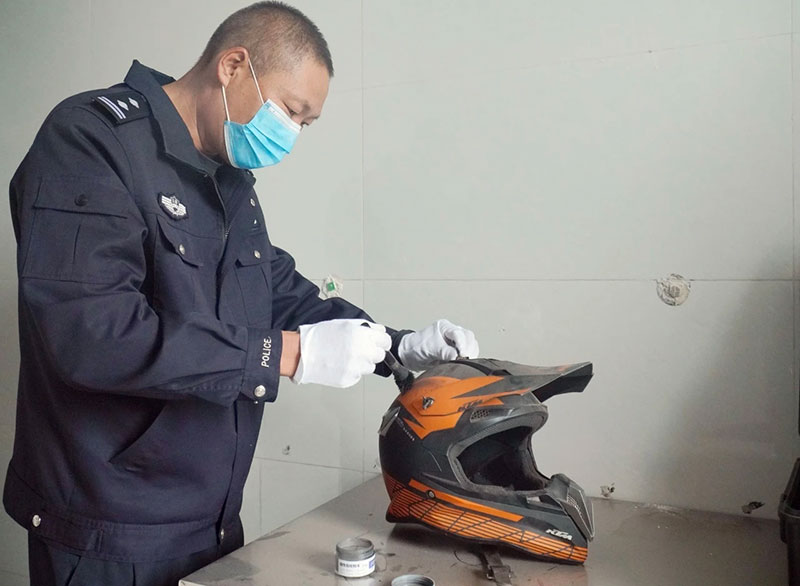 工作中的民警吴金伟。