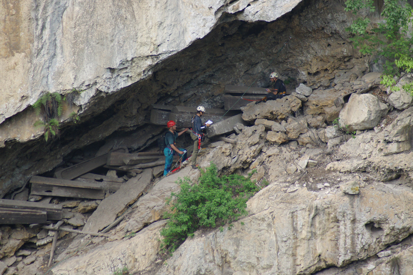 【图1】悬棺葬照片。昭通市文物局供图