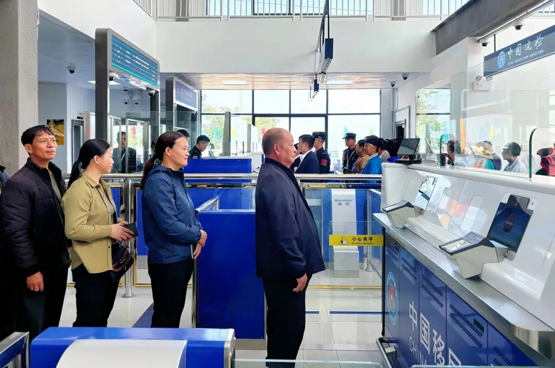 群众办理通关手续。