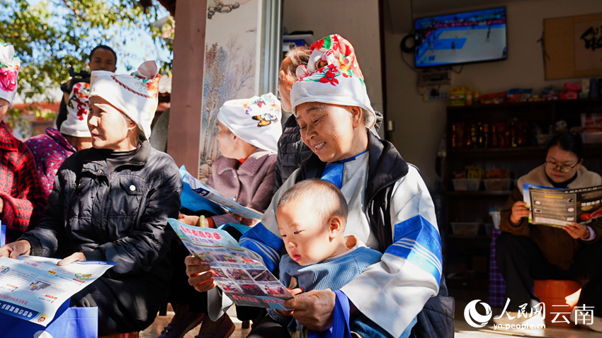 2-云南文山广南县大革假村民警入村普法。王竣彦摄