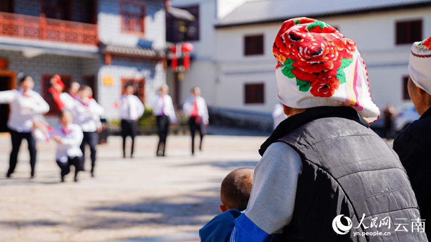 云南文山广南县大革假村民观看文艺队普法演出。王竣彦摄