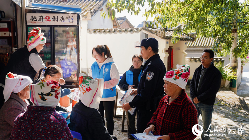 云南文山广南县大革假村民警入村普法。王竣彦摄-