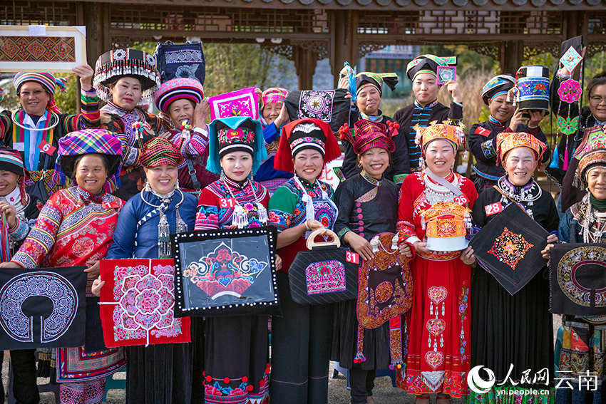 34名绣娘绣郎齐聚一堂，展示“指尖技艺”。熊平祥摄