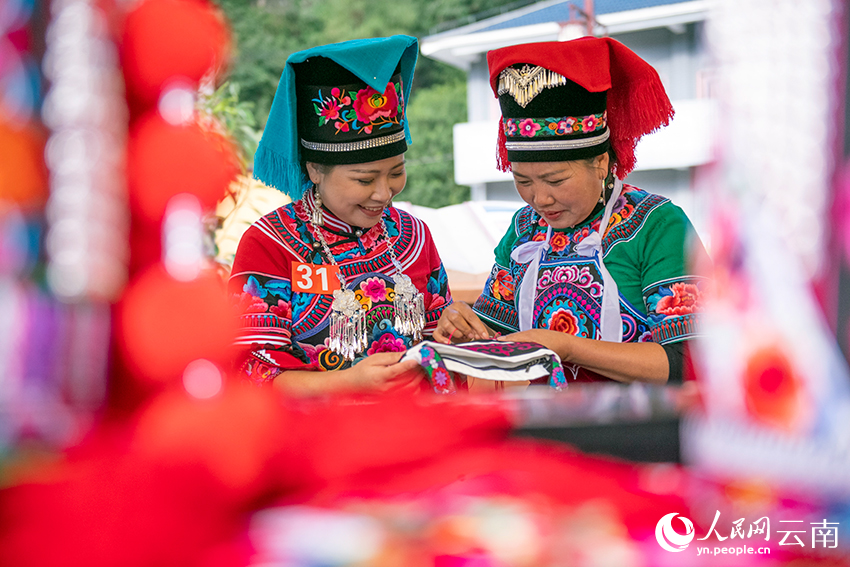 绣娘展示“指尖技艺”。熊平祥摄