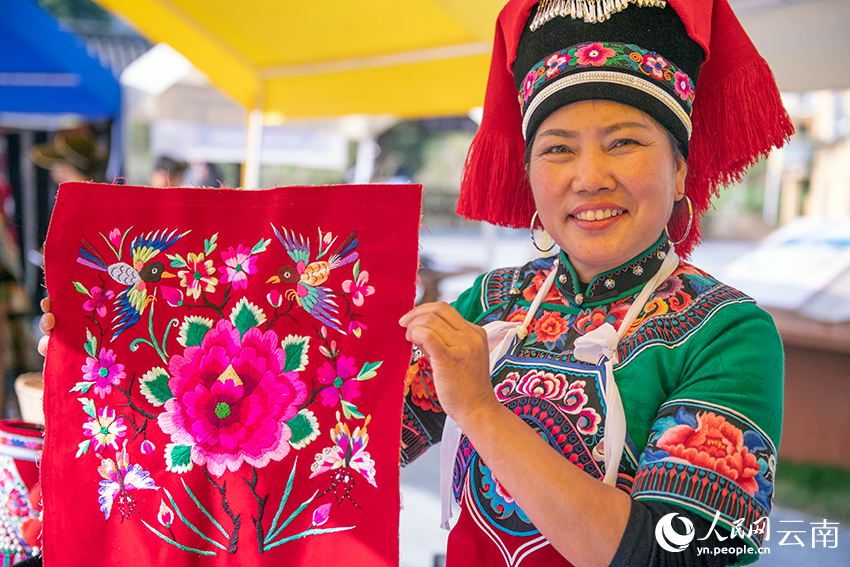 绣娘展示“指尖技艺”。熊平祥摄