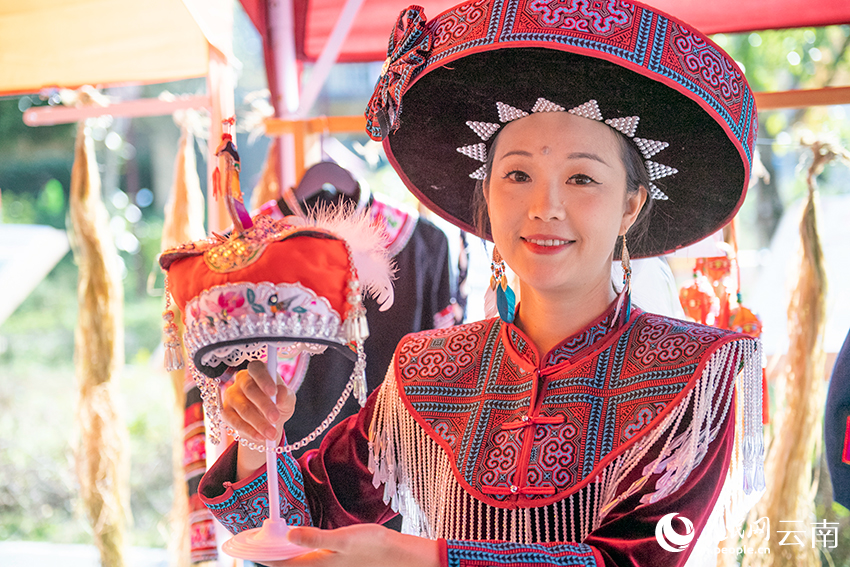 绣娘展示“指尖技艺”。熊平祥摄