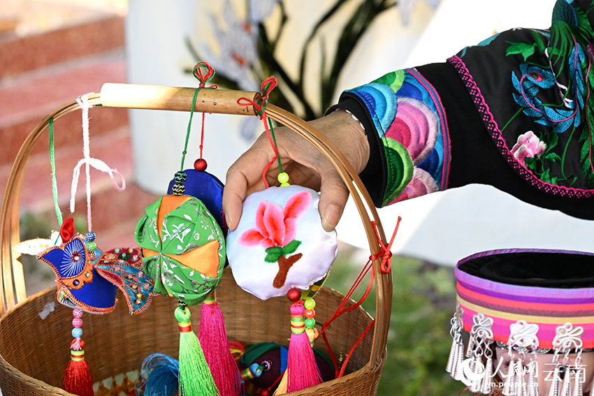 刺绣作品展示。熊平祥摄