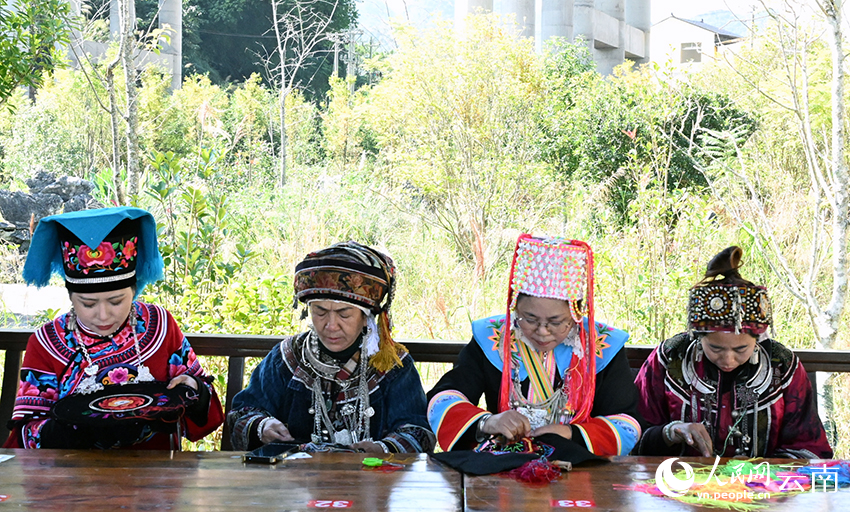 绣娘展示“指尖技艺”。熊平祥摄
