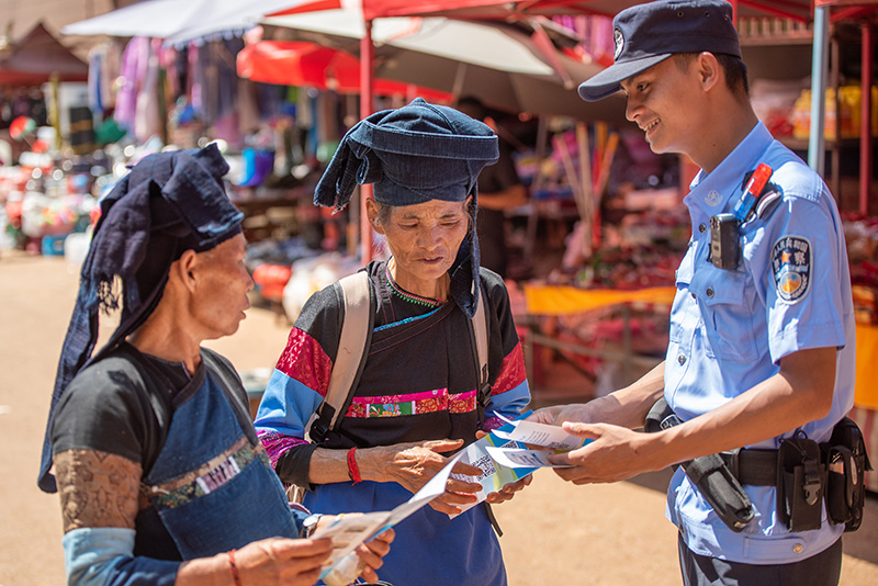 民警向少数民族普法。红河州公安局供图