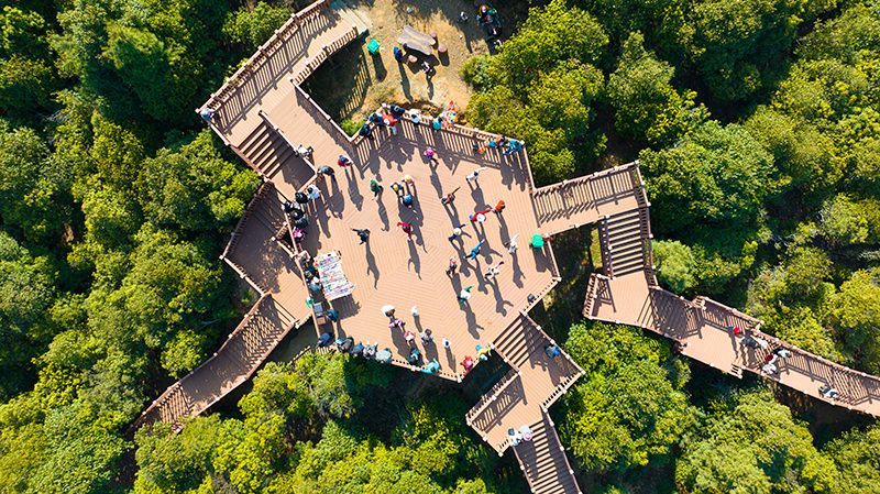 乡村旅游景点客人多。