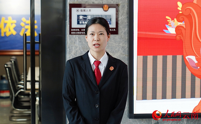 河口县河口法院法官助理黄一简介绍涉外民商事矛盾纠纷调解服务中心。-王竣彦摄