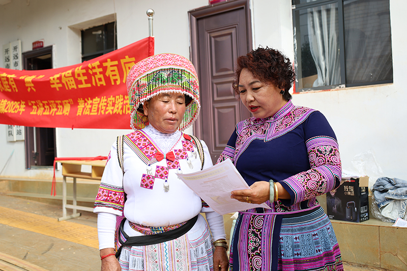 普法“双语”宣传--杨丹摄-2025年11月22日