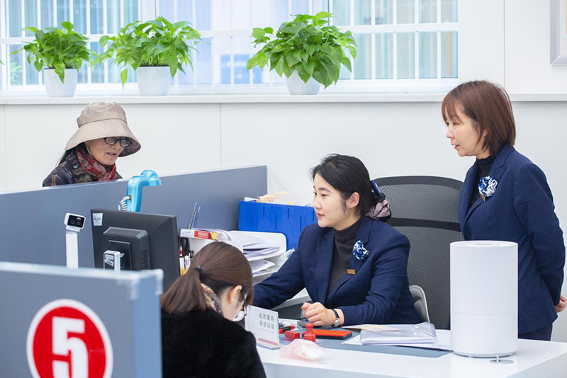 富滇银行楚雄分行柜员正在办理业务。晶科能源（楚雄）有限公司航拍