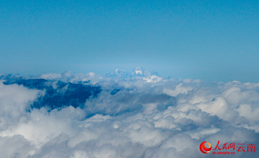 从苍山上空用无人机航拍，200公里外的玉龙雪山清晰可见。钟铭超摄