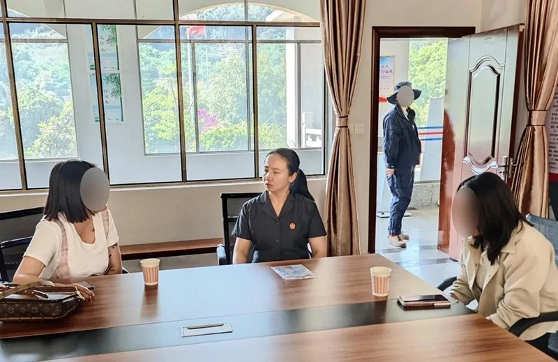 李莹耐心做当事人思想工作。