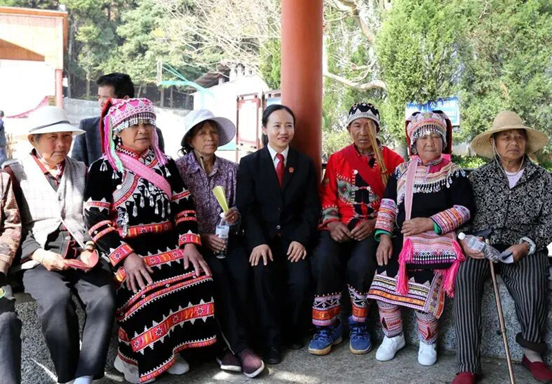 李莹与群众交流。