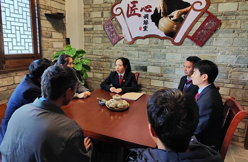 李莹在“匠心”调解室里做调解。