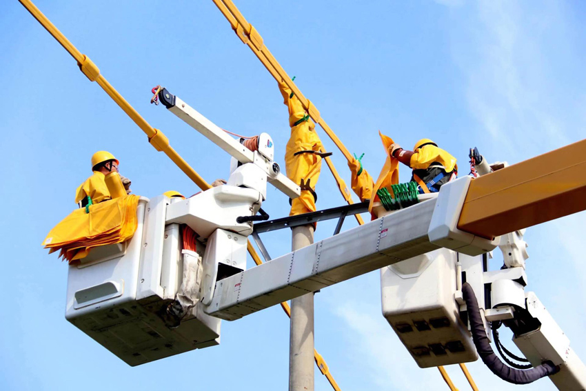 瑞丽供电局带电作业人员开展电杆组立及导线架设，保障用户安全可靠供电。雷锦涛摄