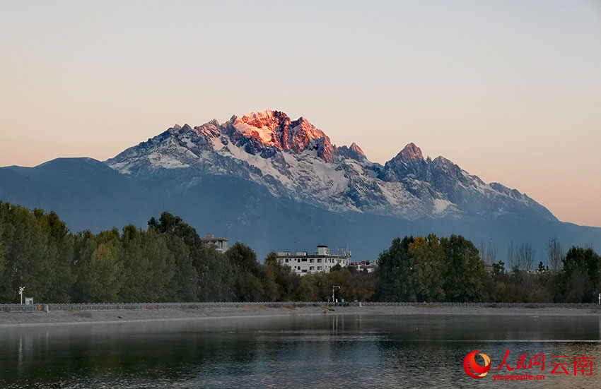 雪后初晴,麗江玉龍雪山壯美如畫。和儉攝