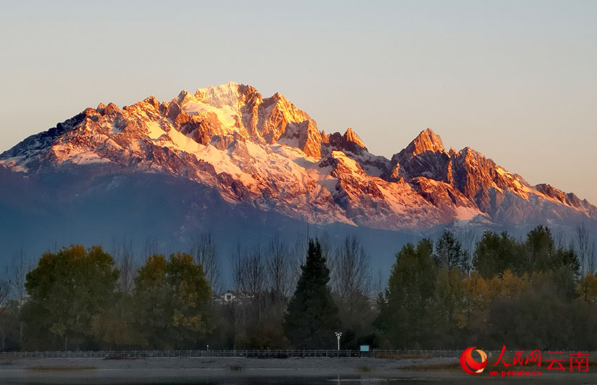 雪后初晴，麗江玉龍雪山壯美如畫。和儉攝
