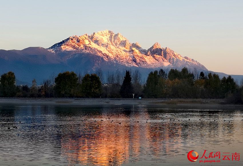 雪后初晴，麗江玉龍雪山壯美如畫。和儉攝