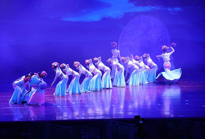 舞蹈《月映云彩·水韵风情》。