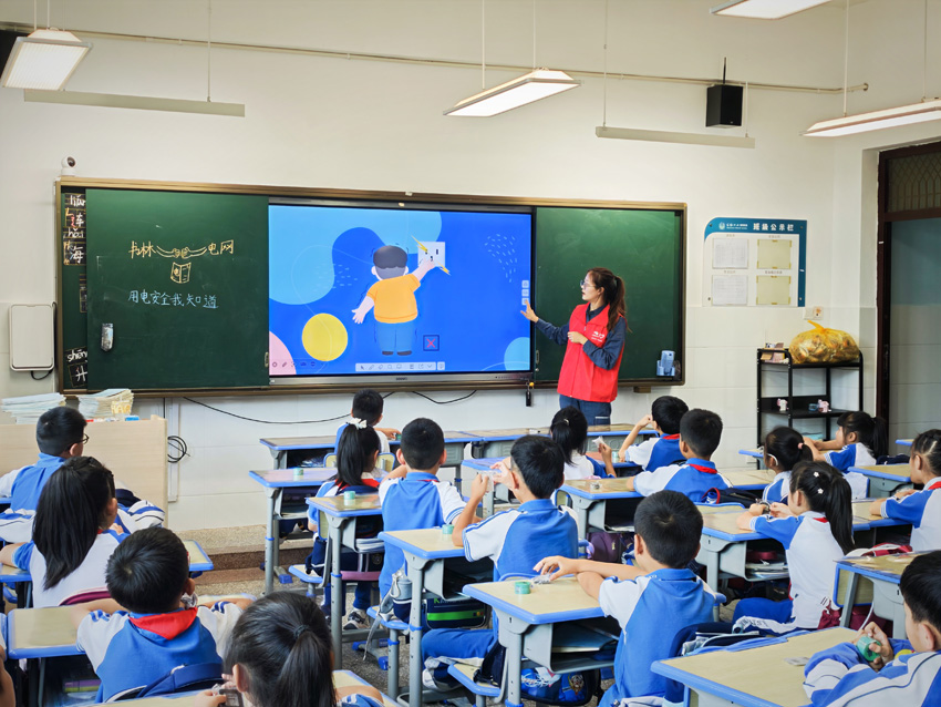 5.昆明供电局工作人员走进小学开展电力科普。赵锦琳摄