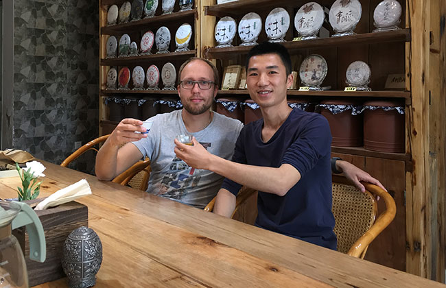 安東與朋友在茶店。