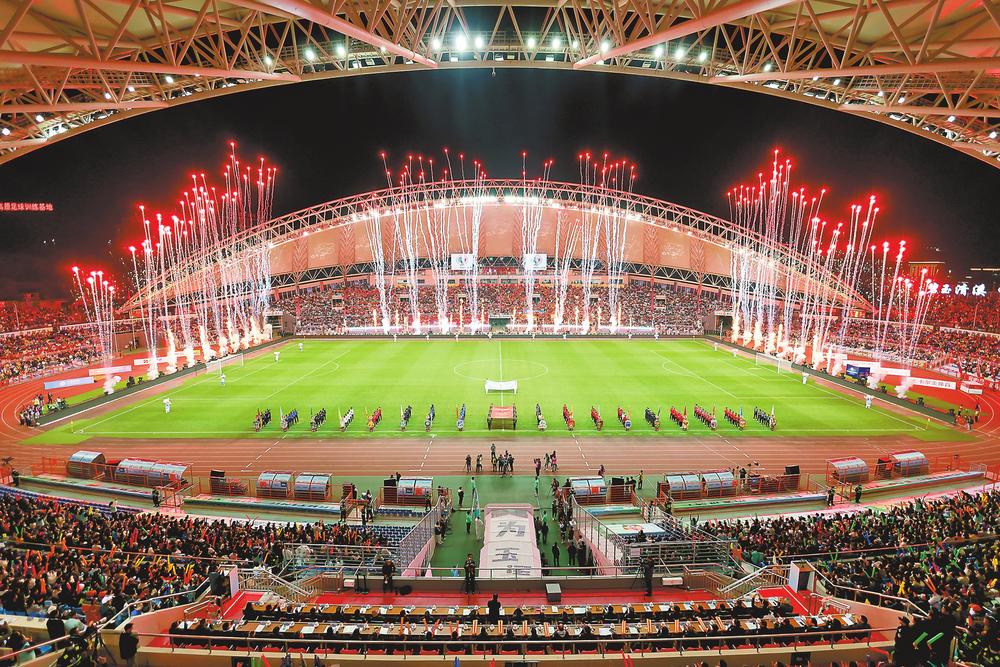 11月29日,2025/2026富滇银行云南省城市足球联赛在玉溪开赛。图为揭幕战入场仪式。 记者 周灿 摄