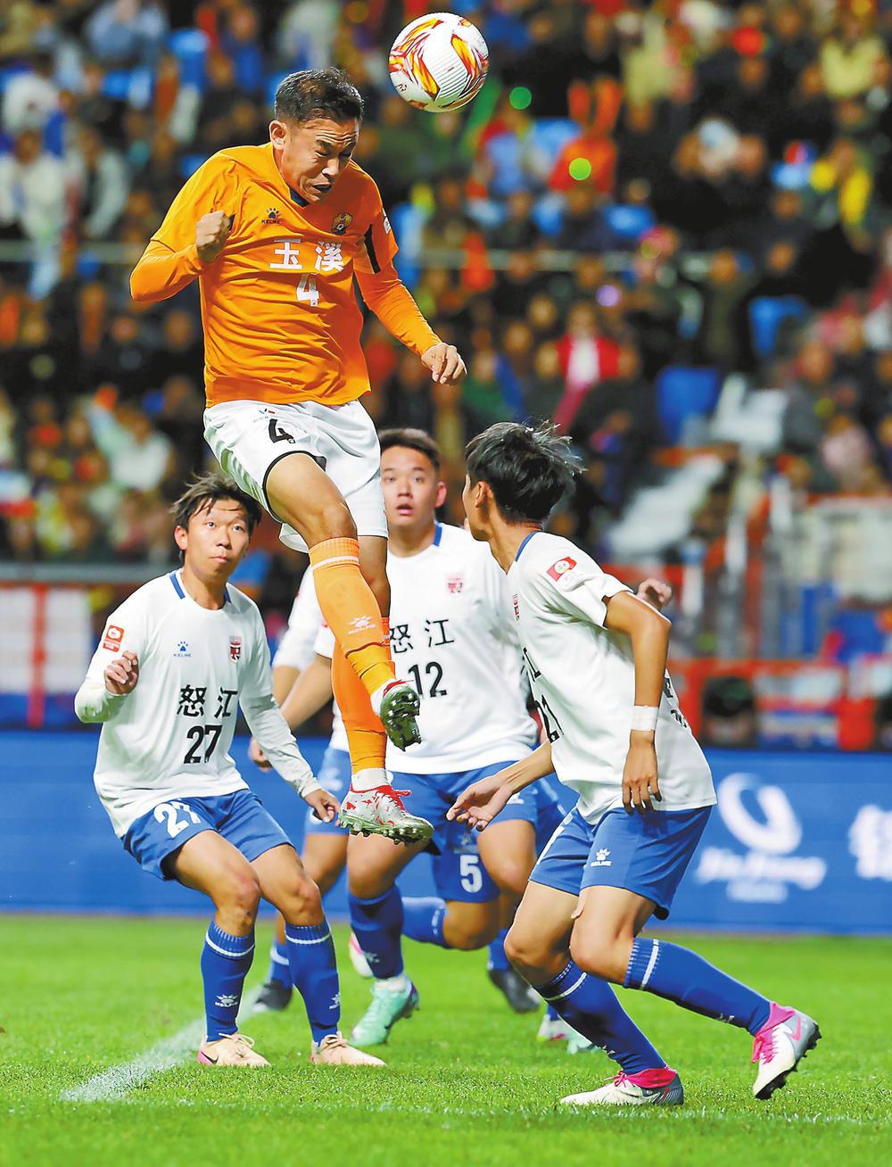 球员奋力拼搏。 记者 周灿 摄