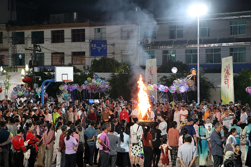 镇里矛盾纠纷少，老百姓乐乐呵呵庆祝丰收节。勐大镇政府供图