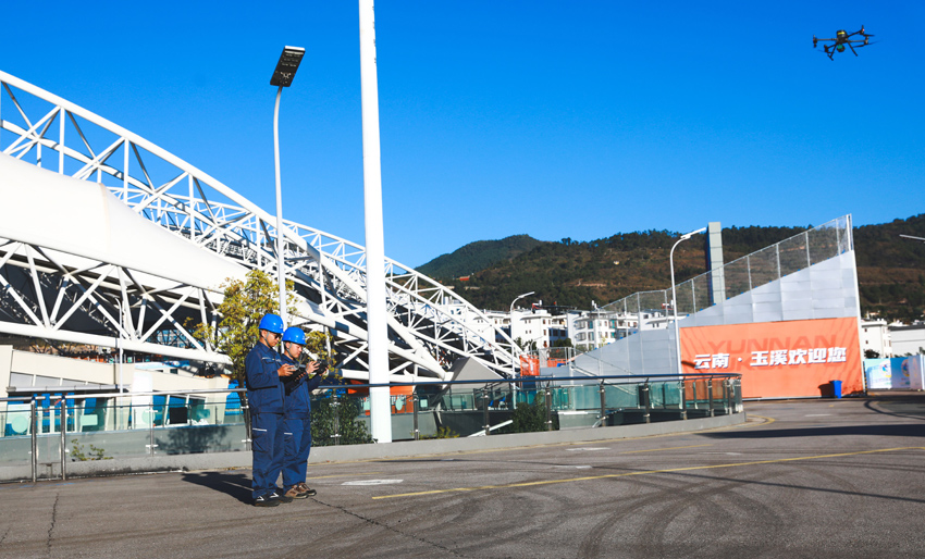 玉溪供电局构建“固定+移动”机巢相结合、多专业联动的“网格化+自适应”巡视模式，对滇超联赛赛场进行无人机巡视。代薇摄