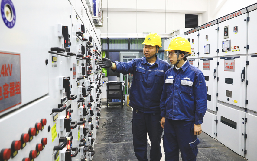 玉溪红塔供电局工作人员对配电室进行日常巡视。代薇摄