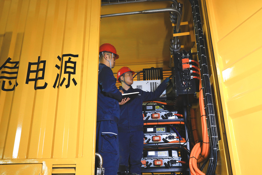 玉溪红塔供电局工作人员对氢能发电车数据进行统计分析。代薇摄