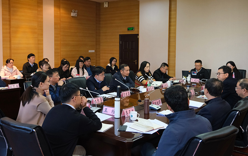 2022年10月，学校召开专家学者座谈会听取意见建议。云南中医药大学供图