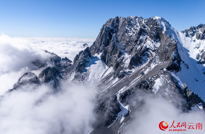 無人機視角下的玉龍雪山。人民網記者 虎遵會攝