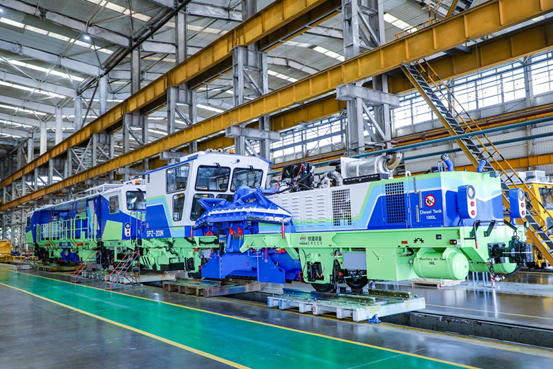 首次向泰国出口的铁路大型养路机械车组，右一为SPZ-200N配砟整形车，左一为WD-300N稳定车，摄影：孟笑宇