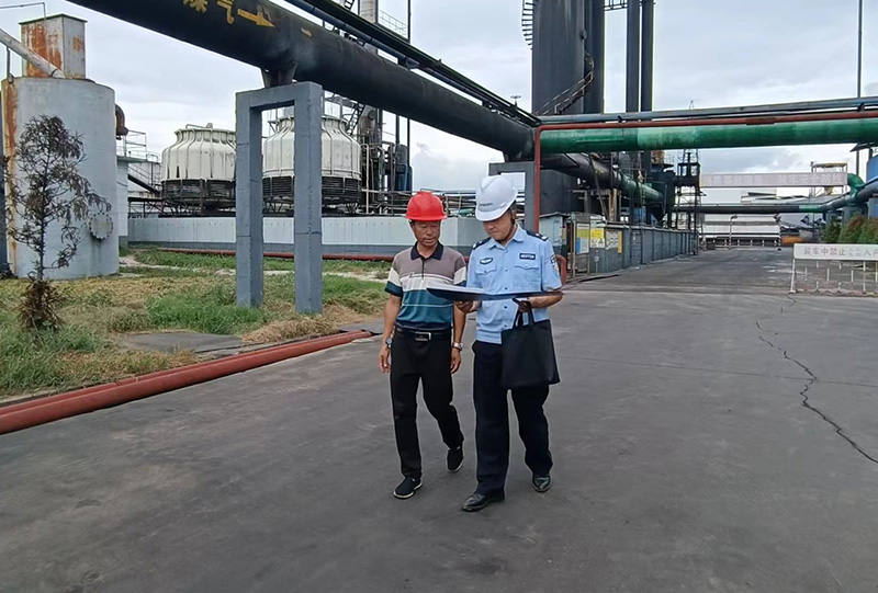 警企服務中心民警正在廠區了解企業問題。曲靖市公安局供圖