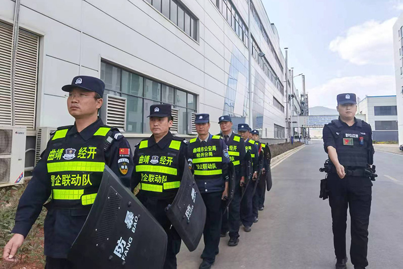 曲靖市經開區警企聯動隊正在廠區巡邏。曲靖市公安局經開分局供圖