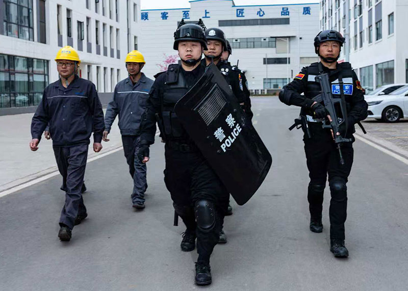 警企聯合巡邏。曲靖市公安局經開分局供圖