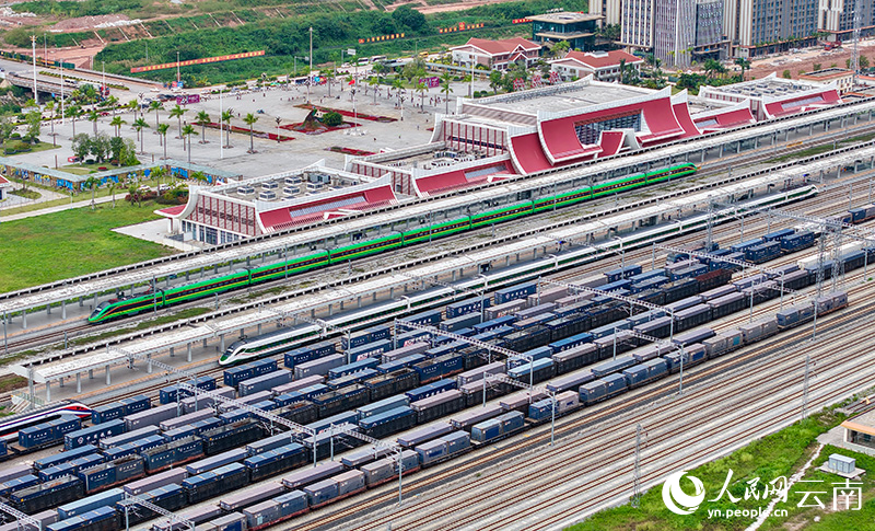 位于中老两国边境的磨憨铁路口岸，客货运输呈现一派繁忙景象。纳建博摄