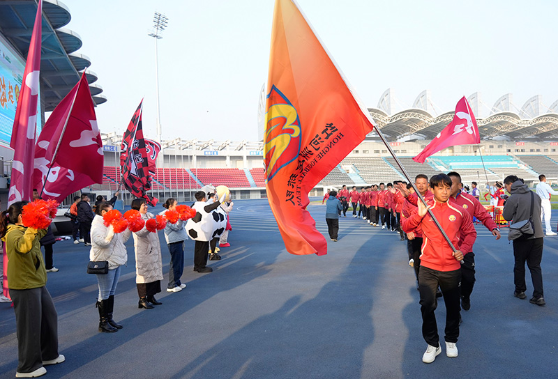 滇超联赛红河队出征。胡语珊摄